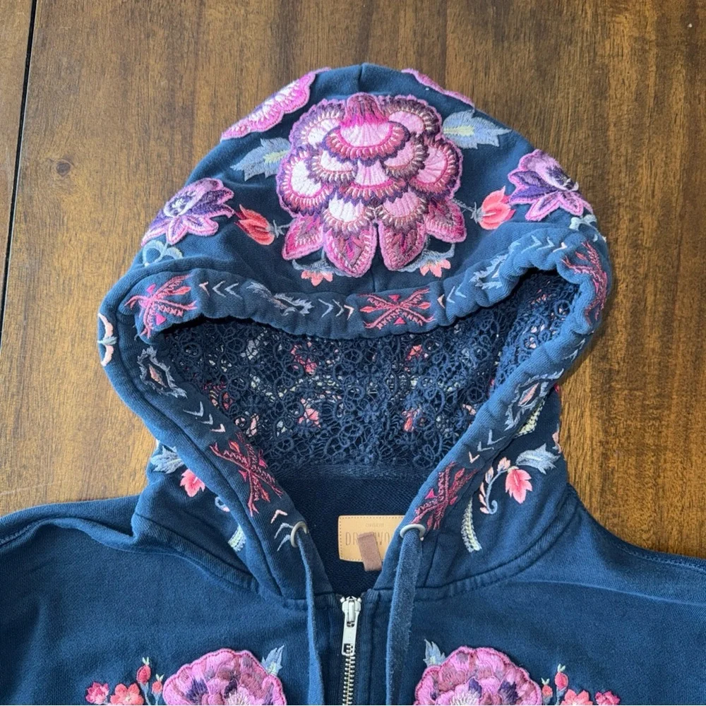 Driftwood Teddy Navy Blue Hooded Sweater Floral Embroidered Design Women's XS - Picture 5 of 12